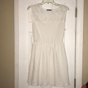 White sleeveless lace dress